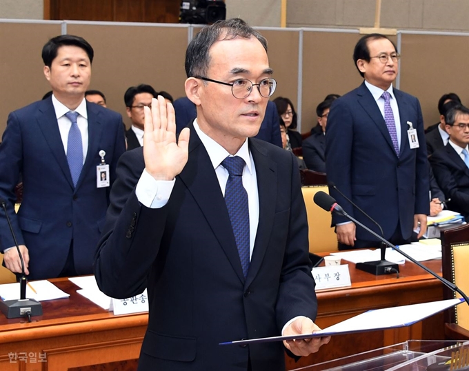 문무일 검찰총장이 25일 서울 서초동 대검찰청에서 열린 국회 법제사법위원회의 대검찰청에 대한 국정감사에서 증인선서를 하고 있다. 신상순 선임기자