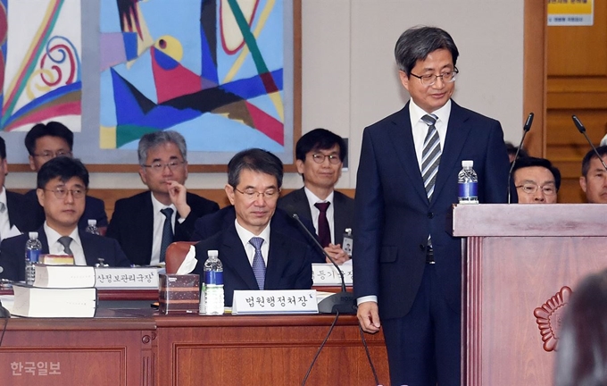 [181010-8] [저작권 한국일보] 김명수 대법원장이 10일 서울 서초구 대법원에서 열린 국회 법제사법위원회 국정감사에서 자유한국당 의원들이 퇴장한 가운데 인사말을 한 후 퇴장하고 있다. 신상순 선임기자 /2018-10-10(한국일보)