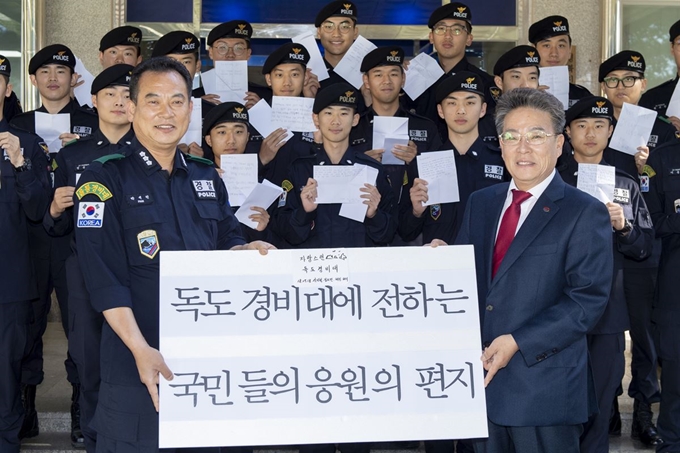 김병수 경북 울릉군수가 25일 독도의 날을 맞아 국민들이 독도경비대원들에게 쓴 손편지를 전달하고 있다. 울릉군 제공