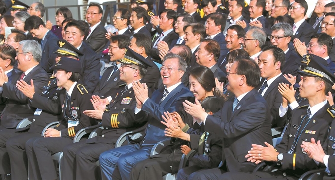 문재인 대통령이 25일 서울 용산구 백범김구기념관 야외광장에서 열린 제73주년 경찰의 날 기념식에 참석해 화상으로 연결된 독도경비대를 격려하면서 박수를 치고 있다. 류효진 기자