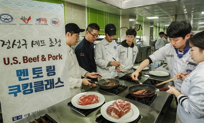 제주한라대 호텔조리학과 학생들 직접 스테이크 실습을 해보고 있다. 미국육류수출협회(USMEF)제공