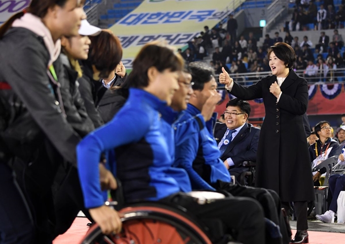 김정숙 여사가 25일 오후 전북 익산종합운동장에서 열린 제38회 전국장애인체육대회 개회식에 참석해 입장하는 선수를 격려하고 있다. 류효진 기자