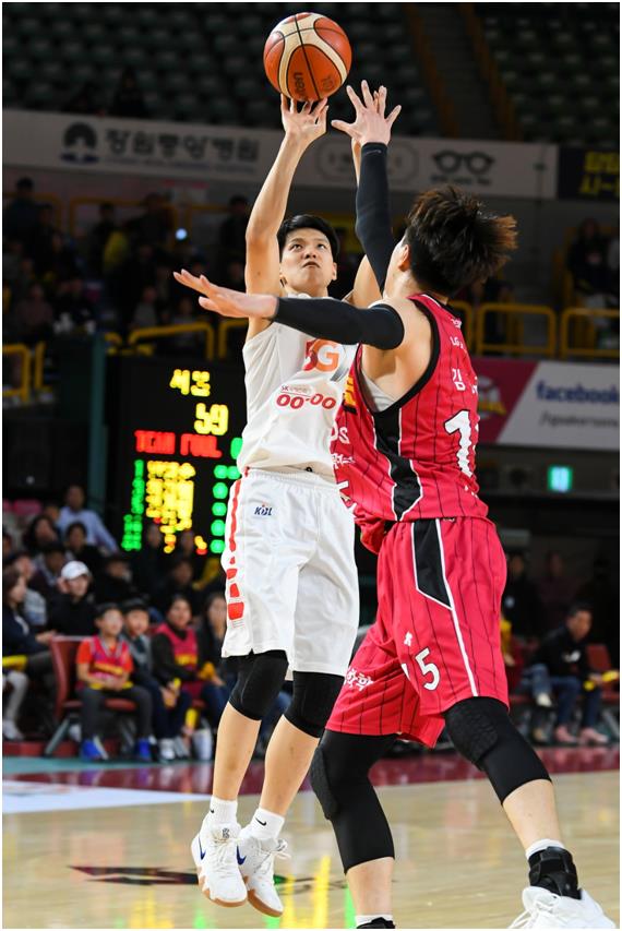 SK 김선형이 25일 창원실내체육관에서 열린 LG전에서 외곽슛을 던지고 있다. KBL 제공