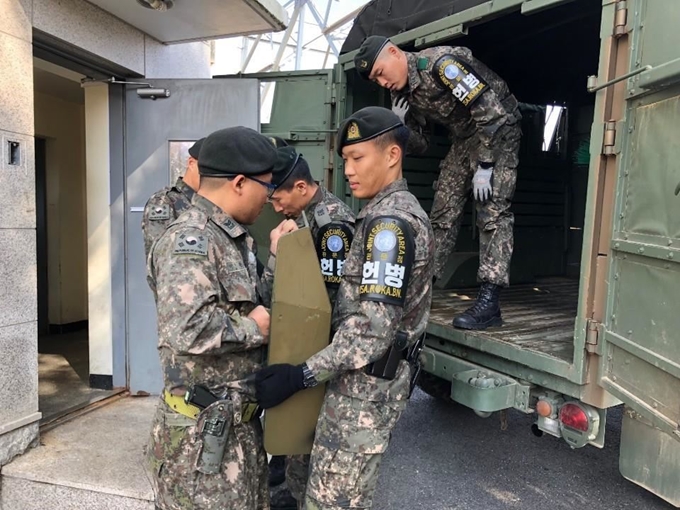 남북군사당국과 유엔군사령부가 ‘9·19 군사합의’에 명시된 판문점 공동경비구역의 비무장화를 위해 25일 JSA 내 모든 화기 및 탄약, 초소 근무를 철수했다. 남북은 군사합의 이행 상황을 점검하기 위해 26일 제10차 장성급회담을 한다. 국방부 제공