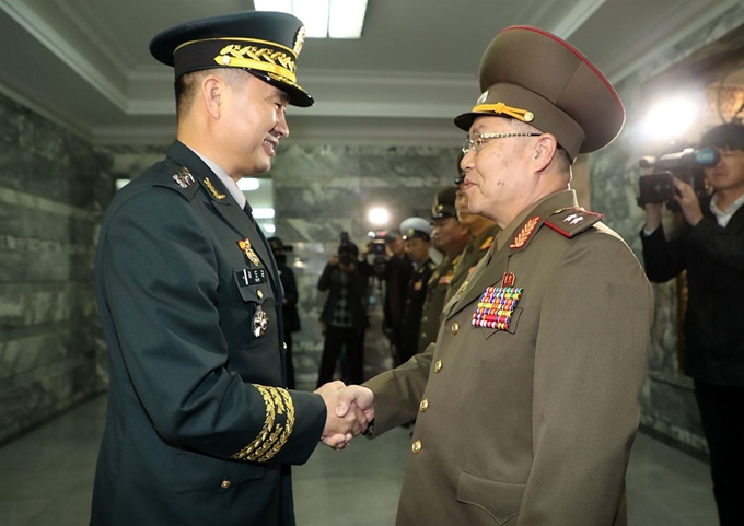 제10차 남북 장성급 군사회담의 남측 수석대표인 김도균 국방부 대북정책관(육군 소장ㆍ왼쪽)과 북측 단장인 안익산 중장이 판문점 북측지역 통일각에서 회담에 앞서 악수를 하고 있다. 판문점=사진공동취재단