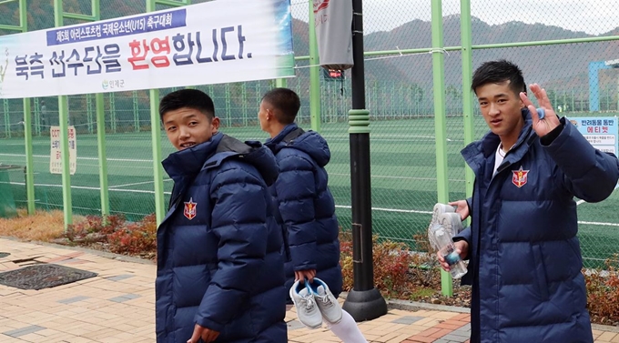 '제5회 아리스포츠컵 국제유소년(U-15) 축구대회'에 참가하기 위해 찾은 4.25 체육단 선수들이 26일 강원 인제군 상남면 체육공원에서 훈련을 마친 뒤 취재진을 향해 손을 들어 인사하고 있다. 연합뉴스