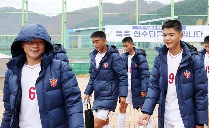 '제5회 아리스포츠컵 국제유소년(U-15) 축구대회'에 참가하기 위해 찾은 4.25 체육단 선수들이 26일 강원 인제군 상남면 체육공원에서 훈련을 마친 뒤 환한 표정으로 걸어가고 있다. 연합뉴스