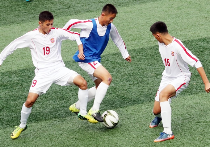 비가 내린 26일 '제5회 아리스포츠컵 국제유소년(U-15) 축구대회'에 참가하기 위해 찾은 북한 4.25 체육단 선수들이 강원 인제군 상남면 체육공원에서 연습 경기를 펼치고 있다. 연합뉴스