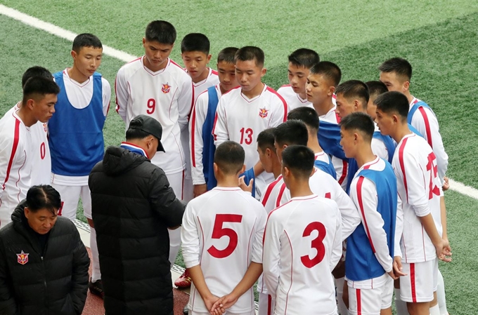 비가 내린 26일 '제5회 아리스포츠컵 국제유소년(U-15) 축구대회'에 참가하기 위해 찾은 북한 4.25 체육단 선수들이 강원 인제군 상남면 체육공원에서 코치진의 설명을 듣고 있다. 연합뉴스