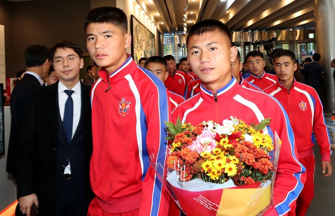 '제5회 아리스포츠컵 국제유소년(U-15) 축구대회' 참가차 방남한 북한 선수단이 25일 오후 숙소인 강원도 인제스피디움으로 들어서고 있다. 연합뉴스