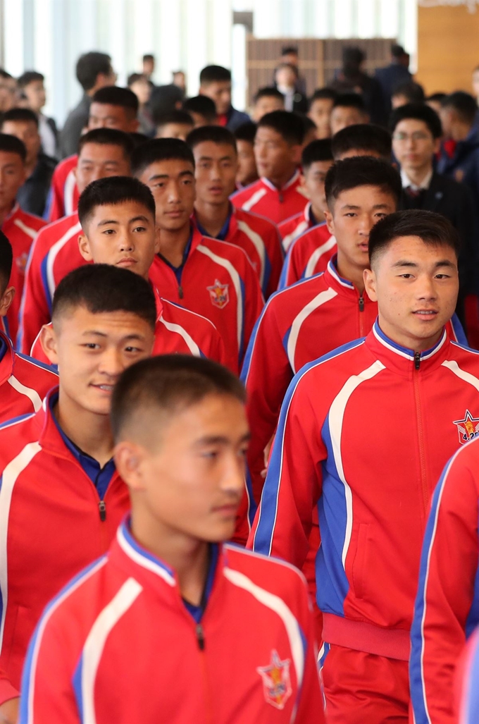 '제5회 아리스포츠컵 국제유소년(U-15) 축구대회' 참가차 방남한 북한 선수단이 25일 오후 숙소인 강원도 인제스피디움으로 들어서고 있다. 연합뉴스