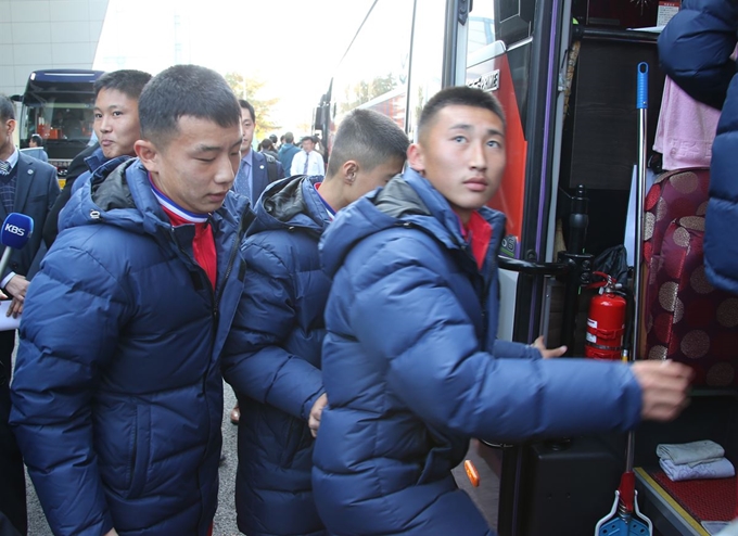 아리스포츠컵 국제유소년(U-15)축구대회에 참가하기 위해 25일 파주시 경의선 남북출입사무소를 통해 입경한 북한 선수들이 버스에 오르고 있다.연합뉴스