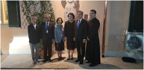 문재인 대통령 부부가 지난 17일 저녁(현지시간) 교황청 주재 한국 대사관저에서 파롤린 국무원장 등 교황청 고위인사들과 만찬회동을 가진 후 이백만 대사 부부와 관저 옆 '조선의 성모상' 앞에서 기념사진을 찍고 있다 맨 왼쪽은 강경화 외교부장관이고 오른쪽은 통역을 맡은 한현택 신부. 교황청 주재 한국대사관 제공