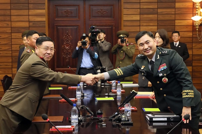 판문점 북측 통일각에서 열린 제10차 남북 장성급 군사회담에 남측 수석대표로 나선 김도균 소장(오른쪽)이 종결 회의를 마치고 북측 단장인 안익산 중장과 악수하고 있다. 판문점=사진공동취재단