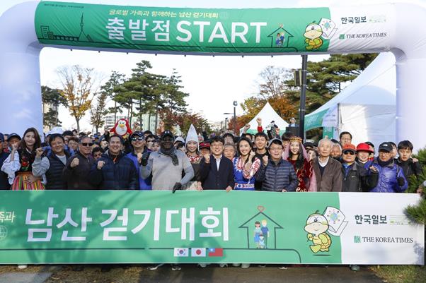 27일 오전 서울 중구 남산 백범광장에서 열린 제479회 거북이마라톤에서 2018 미스코리아들이 시민들과 함께 출발전 기념촬영을 하고 있다. 권영민 기자.