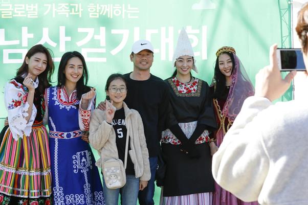 27일 오전 서울 중구 남산 백범광장에서 열린 제479회 거북이마라톤에서 2018 미스코리아들이 시민들과 함께 포토타임을 가지고 있다. 권영민 기자.