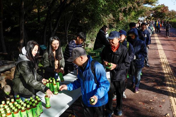 27일 오전 서울 중구 남산 백범광장에서 열린 제479회 거북이마라톤에서 2018 미스코리아들이 시민에게 음료를 전달하고 있다. 권영민 기자.