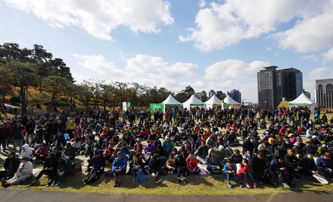 남산 걷기대회 행사에 참석한 시민들이 5인조 걸그룹 H.U.B의 공연을 구경하고 있다. 홍인기 기자