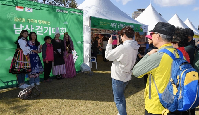 행사에 참석한 시민들이 세계 각 나라의 전통의상을 입은 2018 미스코리아와 기념촬영을 하고 있다. 홍인기 기자