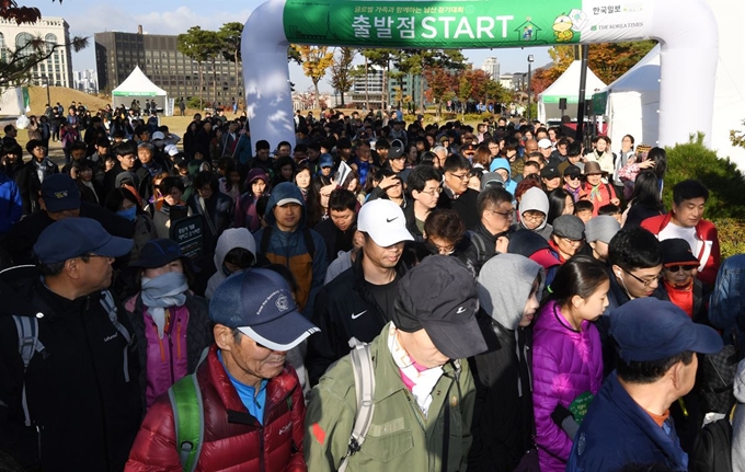 걷기대회 참석한 시민들이 남산 백범광장에서 출발하고 있다. 홍인기 기자