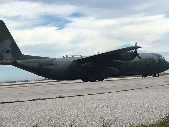 슈퍼 태풍 '위투'로 사이판에 발이 묶인 한국 관광객을 태울 대한민국 공군의 C-130 허큘리스 수송기가 27일 사이판 국제공항에 도착했다. 독자 박준호 씨 촬영 제공=연합뉴스