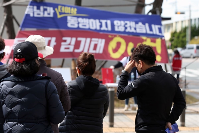 27일 오전 광주 북구 기아 챔피언스필드 앞에서 KIA 타이거즈 임창용 선수 방출 결정에 반발한 팬들이 김기태 감독의 사퇴를 요구하는 집회를 열고 있다. 연합뉴스