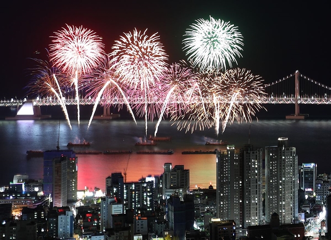 27일 오후 부산 광안리해수욕장 일대에서 열린 제14회 부산불꽃축제에서 형형색색 불꽃이 가을밤 하늘을 수놓고 있다. 연합뉴스