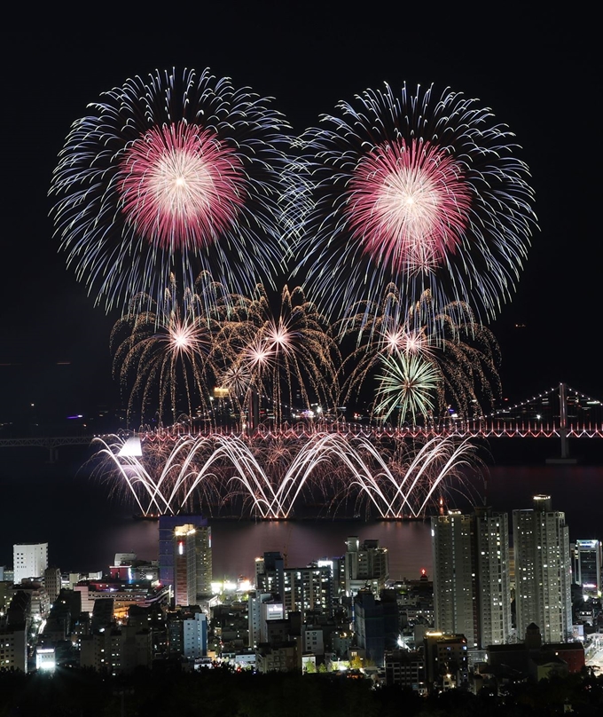 27일 오후 부산 광안리해수욕장 일대에서 열린 제14회 부산불꽃축제에서 형형색색 불꽃이 가을밤 하늘을 수놓고 있다. 연합뉴스