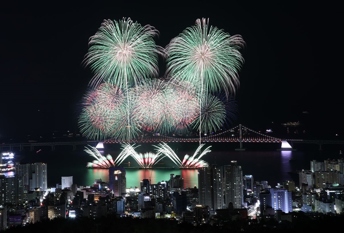 27일 오후 부산 광안리해수욕장 일대에서 열린 제14회 부산불꽃축제에서 형형색색 불꽃이 가을밤 하늘을 수놓고 있다. 연합뉴스