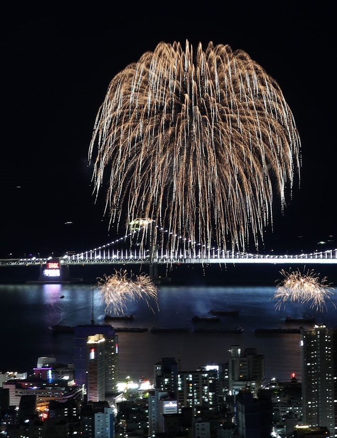 27일 오후 부산 광안리해수욕장 일대에서 열린 ‘제14회 부산불꽃축제’에서 불꽃이 가을 밤바다를 화려하게 수놓고 있다. 뉴스1