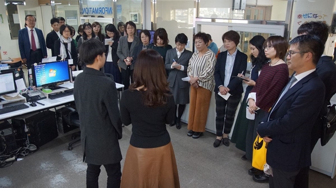 일본 히로시마 제일병원 의사 관계자들이 27일 대동병원을 방문해 병원 라운딩을 하며 입원 환자가 직접 설명하는 내용을 경청하며 메모를 하고 있다. 김재현기자 k-jeahyun@hankookilbo.com