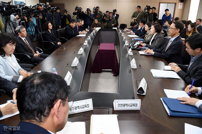 유은혜 사회부총리 겸 교육부 장관이 28일 오후 서울 여의도 교육시설재난공제회 회의실에서 열린 제1차 유아교육 공공성 강화 추진단 합동 점검회의서 발언하고 있다.고영권 기자