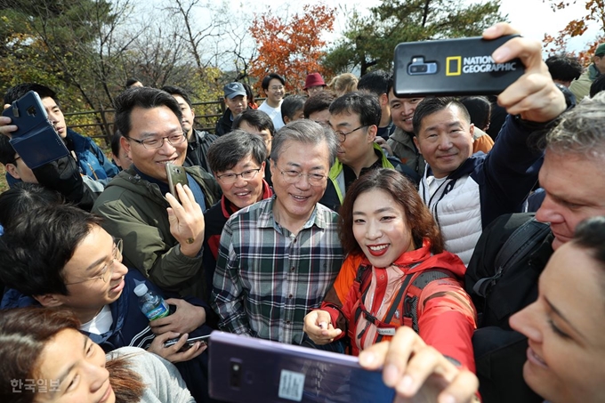 [저작권 한국일보]문재인 대통령이 28일 청와대 출입기자들과 산행을 함께하며 기념촬영을 하고 있다. 류효진 기자