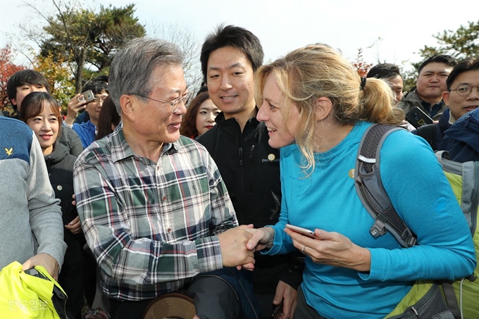 [저작권 한국일보]문재인 대통령이 산행을 하며 외신기자와 대화하고 있다. 류효진기자