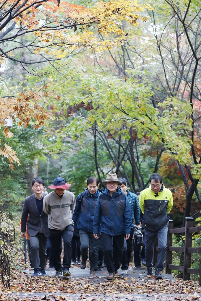 [저작권 한국일보]문재인 대통령이 28일 청와대 출입기자들과 산행을 함께 하고 있다. 류효진기자