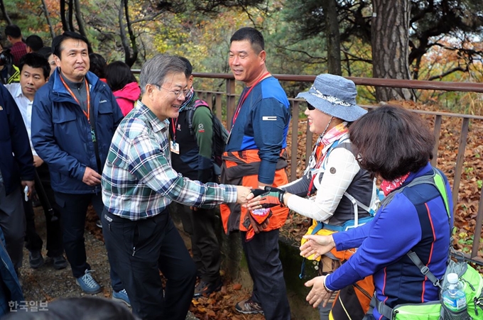 [저작권 한국일보]문재인 대통령은 28일 청와대 출입기자들과 산행을 하던 중 만난 등산객과 인사 나누고 있다. 류효진기자