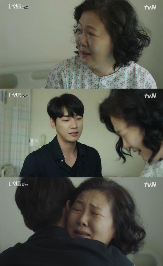 ‘나인룸’ 김해숙의 몸에 이상이 생겼다. tvN 방송 캡처