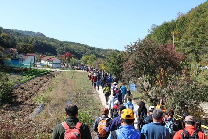 속리산둘레길은 병풍처럼 두른 산허리를 돌며 시골들녘의 정취를 만끽할 수 있는 길이다. 사진은 지난해 속리산둘레길 걷기대회 모습. ㈔속리산둘레길 제공