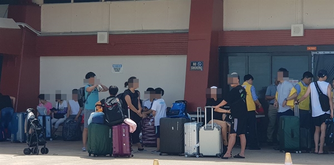 28일 오전 슈퍼 태풍 '위투'가 지나간 사이판 공항 군용헬기 접수장에서 여행객들이 출국 수속을 기다리고 있다. 독자제공. 연합뉴스