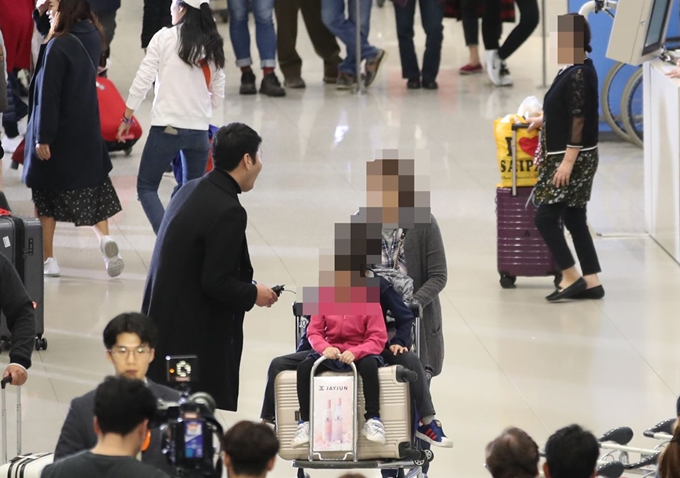 태풍 '위투'로 사이판에 발이 묶였던 한국인 관광객들이 28일 오후 인천국제공항을 통해 귀국하고 있다. 연합뉴스