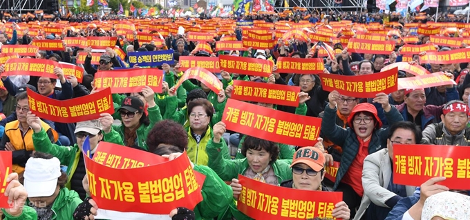 자본주의 역사는 신기술의 등장과 기존 산업의 몰락을 반복적으로 보여준다. 전기가 증기기관을 대체하는데 100년이 걸렸지만, 스마트폰은 10년도 안 돼 세상을 바꿔놓았다. 모바일 소프트웨어에 기반한 플랫폼 혁명은 노동의 종말이 일상화한 시대를 만들고 있다. 사진은 택시업계 종사자들이 18일 서울 광화문에서 집회를 열고 카풀 서비스 반대 구호를 외치는 모습. /배우한 기자