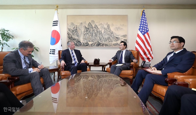 [저작권 한국일보] 이도훈 한반도평화교섭본부장과 스티븐 비건 미국 대북정책 특별대표가 29일 오전 서울 종로구 외교부 청사에서 면담을 하고 있다. 류효진 기자