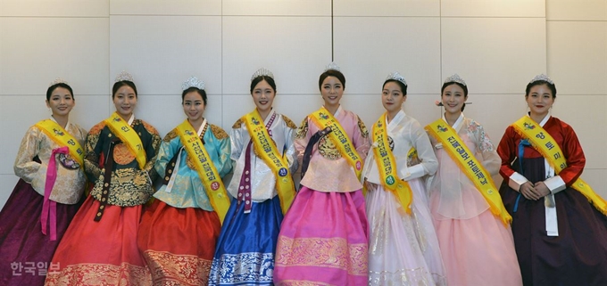 [저작권 한국일보] 전북소충·사선문화제전위원회(위원장 양영두)가 주최한 ‘제32회 사선녀선발 전국대회’ 수상자들이 25일 한국일보사를 방문했다. 김혜윤 인턴기자