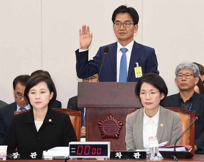 이덕선 한유총 비대위원장이 증인 선서를 하고 있다. 앞줄 왼쪽은 유은혜 사회부총리 겸 교육부 장관. 오대근기자