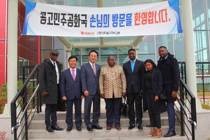 콩고민주공화국 일행이 29일 (주)테크엔을 방문해 기념촬영을 하고있다. 이영섭(왼쪽 2번째) 테크엔 대표와 김문오(3번째) 달성군수, 무밤바 문야쿠 제롬(4번째) 콩고 국토부 차관. 김민규기자 whitekmg@hankookilbo.com