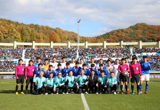 제5회 아리스포츠컵 국제유소년 축구대회 공식 개막경기가 열린 29일 춘천 송암스포츠타운 경기장에서 북한 4ㆍ25체육단과 강원도 선발팀이 경기에 앞서 기념촬영을 하고 있다. 강원도 제공