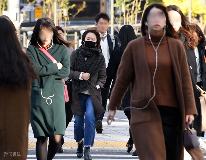 초겨울날씨를 보인 29일 오전 서울 광화문에서 출근길에 나선 시민들이 발걸음을 옮기고 있다. 신상순 선임기자