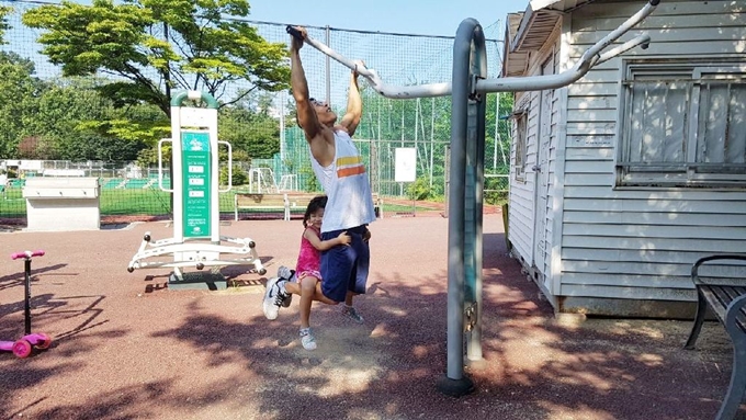 김성태씨가 딸 지유와 함께 하는 방법은 같이 운동을 하는 것. 지유를 등에 메고 등산을 하거나 몸에 얹고 턱걸이를 하는 식으로 딸과의 교감을 늘린다. 김성태씨 제공