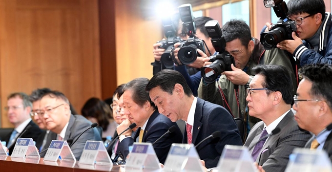 권용원 한국금융투자협회 회장(오른쪽 3번째)이 서울 여의도 금융투자협회에서 열린 증권사 사장단 간담회에서 모두발언을 하고 있다. 배우한 기자