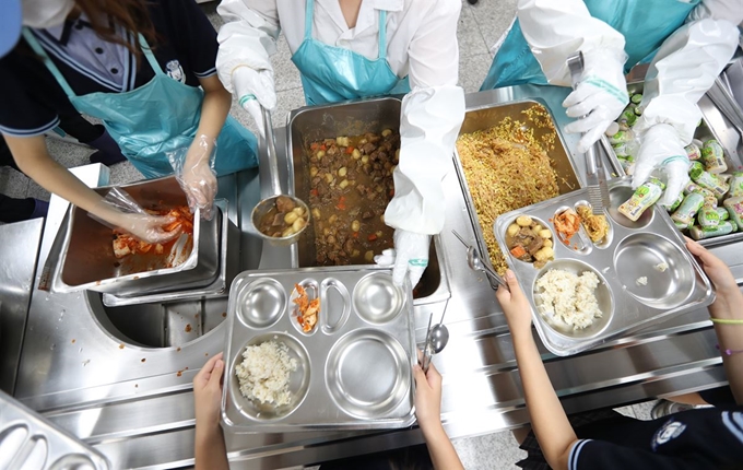 서울시와 서울시교육청이 2021년까지 국·공·사립과 같은 학교 유형에 상관없이 모든 초·중·고교에서 무상급식을 시행하겠다고 29일 발표했다. 연합뉴스